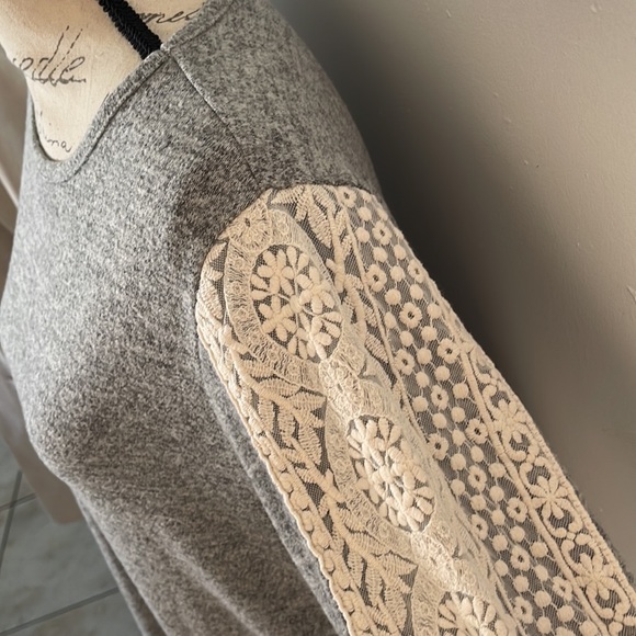 FLORA NIKROOZ Women's Gray Lace Detail Long Sleeve Lounge Sweater Size Medium - Picture 6 of 7